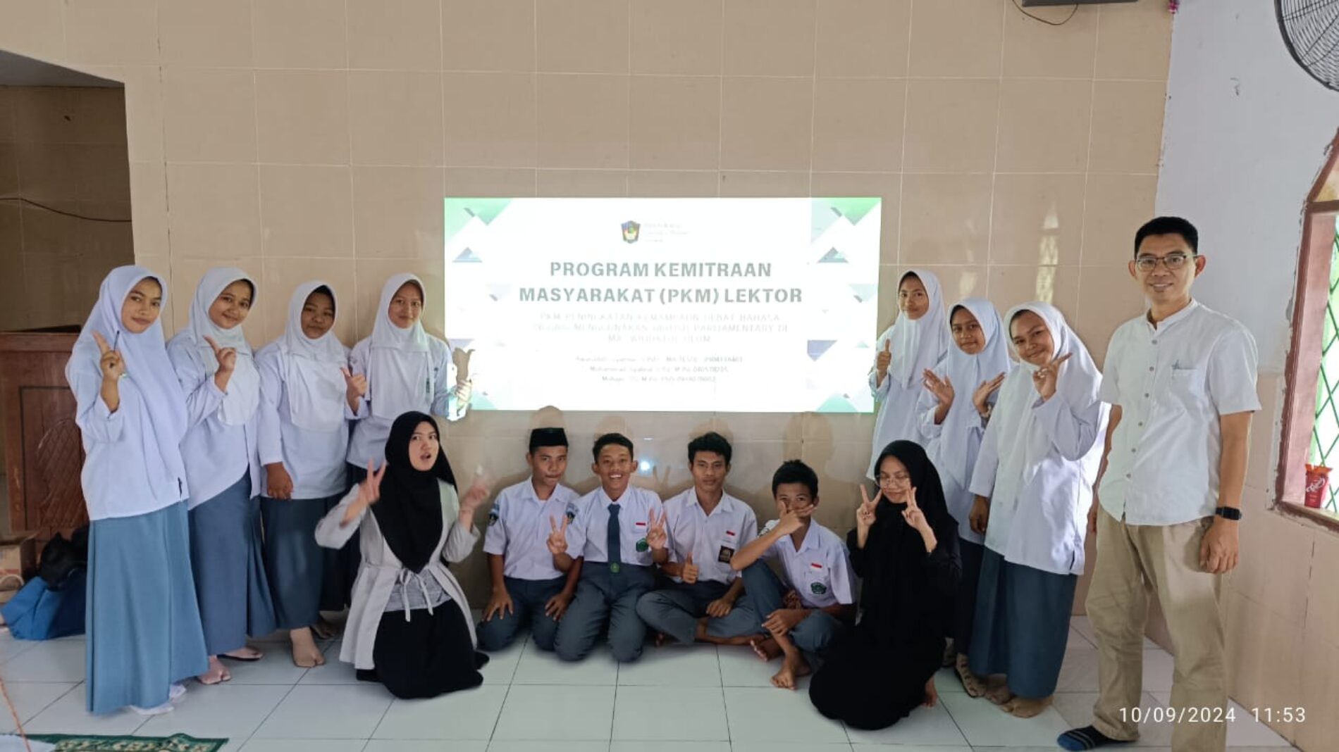 PKM Peningkatan Kemampuan Debat Bahasa Inggris Menggunakan British Parliamentary di MA. Wihdatul Ulum