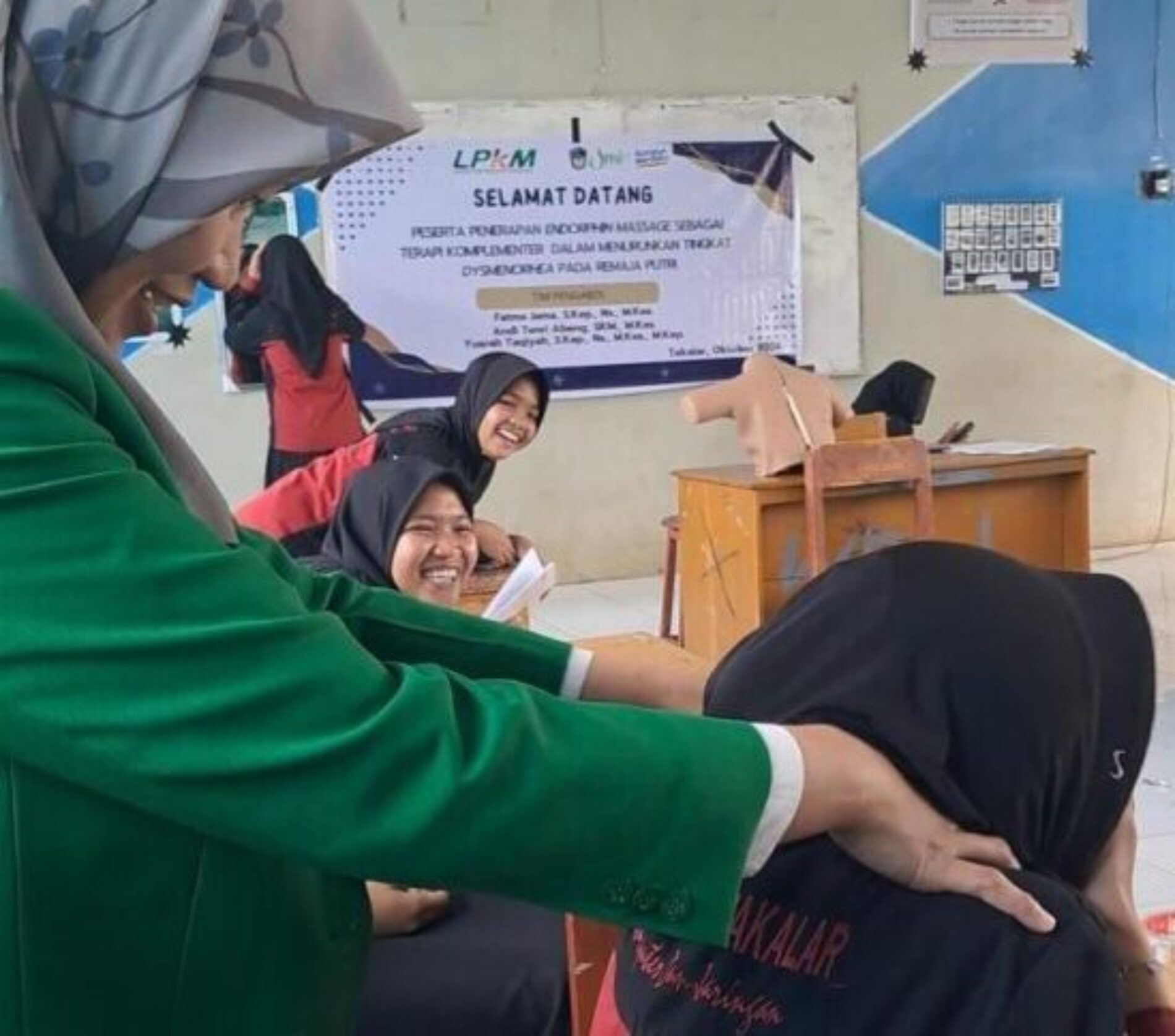 Penerapan Endorphin Massage Sebagai Terapi Komplementer dalam Menurunkan Tingkat Dysmenorhea Pada Remaja Putri