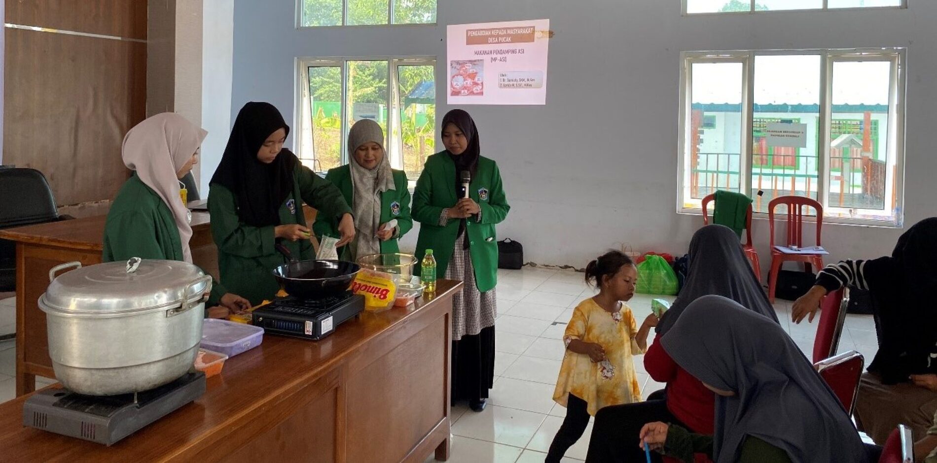 PKM Pengolahan Ikan Lokal Berprotein Tinggi Sebagai Makanan Pendamping Asi Untuk Mencegah Stunting Pada Balita di Desa Pucak