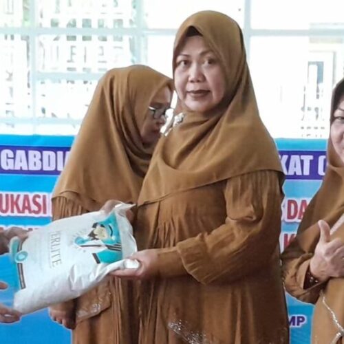 Tim PKM UMI Laksanakan Edukasi Media Tanam Tanaman Hias dan Pembuatan Terrarium Bagi MT. Nurhidayah Kecamatan Biringkanaya Kota Makassar