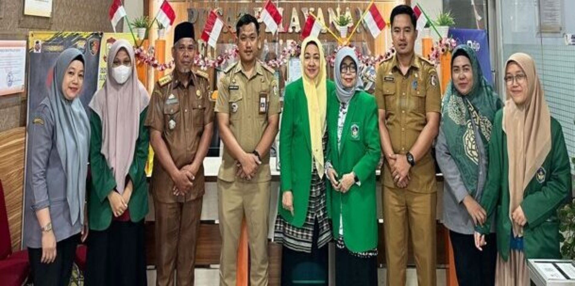 PKM Tingkatkan Kemampuan Bahasa Inggris Staf Kecamatan Bontoala untuk Layanan Publik yang Lebih Baik