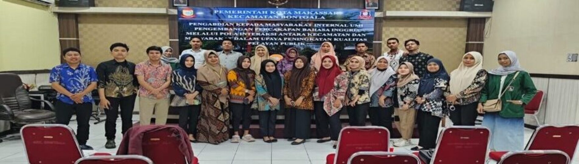 PKM Tingkatkan Kemampuan Bahasa Inggris Staf Kecamatan Bontoala untuk Layanan Publik yang Lebih Baik
