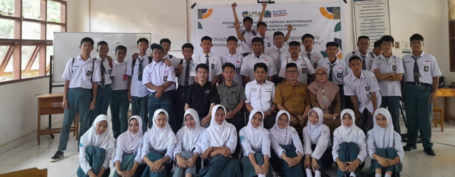 Pelatihan Alat Survey Pemetaan Modern bagi Siswa-Siswi SMK Negeri 5 Barru oleh Dosen Pengabdi LPkM-UMI