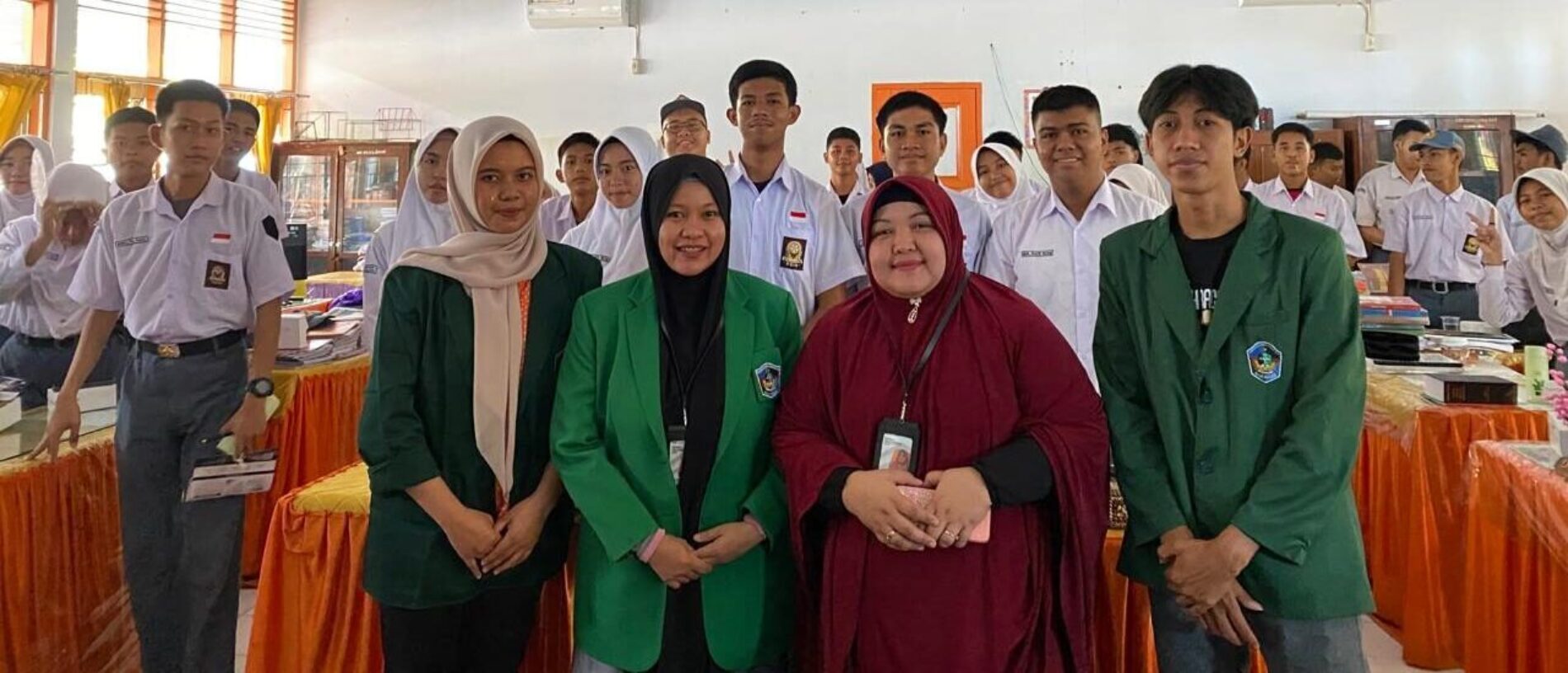 FIKOM meningkatkan Literasi Bahasa Inggris Melalui Pemanfaatan Teknologi di SMA Negeri 1 Kepulauan Selayar