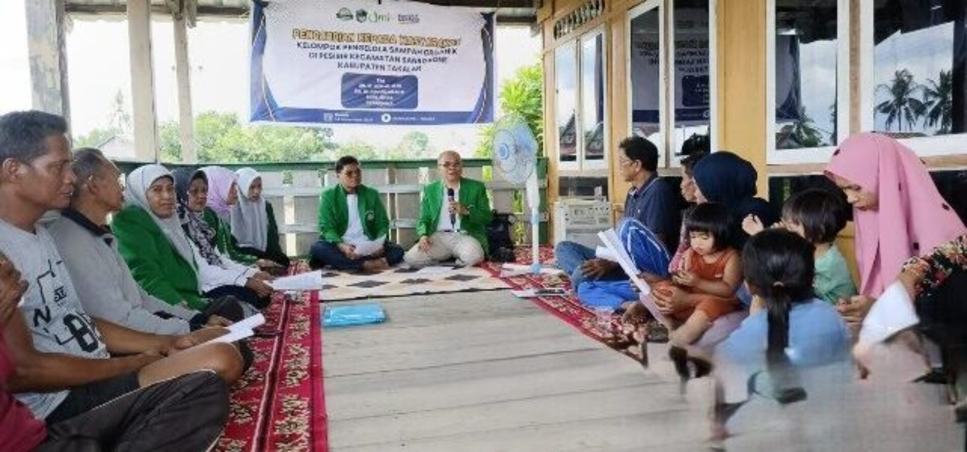 Tim PkM Dosen UMI Latih Masyarakat Pesisir Desa Sanrobone Cara Pembuatan Kompos