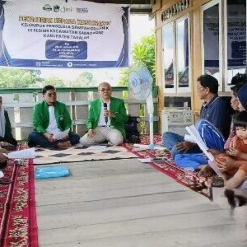 Tim PkM Dosen UMI Latih Masyarakat Pesisir Desa Sanrobone Cara Pembuatan Kompos