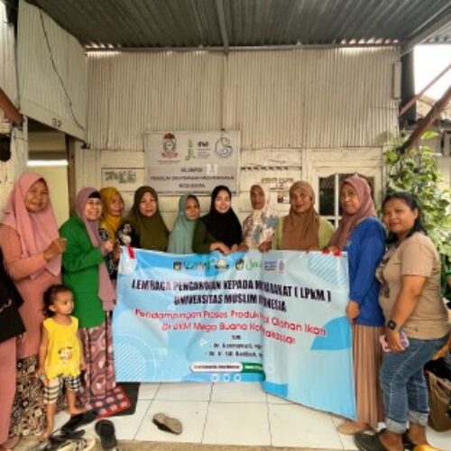 Tim PKM UMI memberikan bantuan dalam Proses Produk Halal untuk pengolahan ikan di UKM Kelurahan Untia