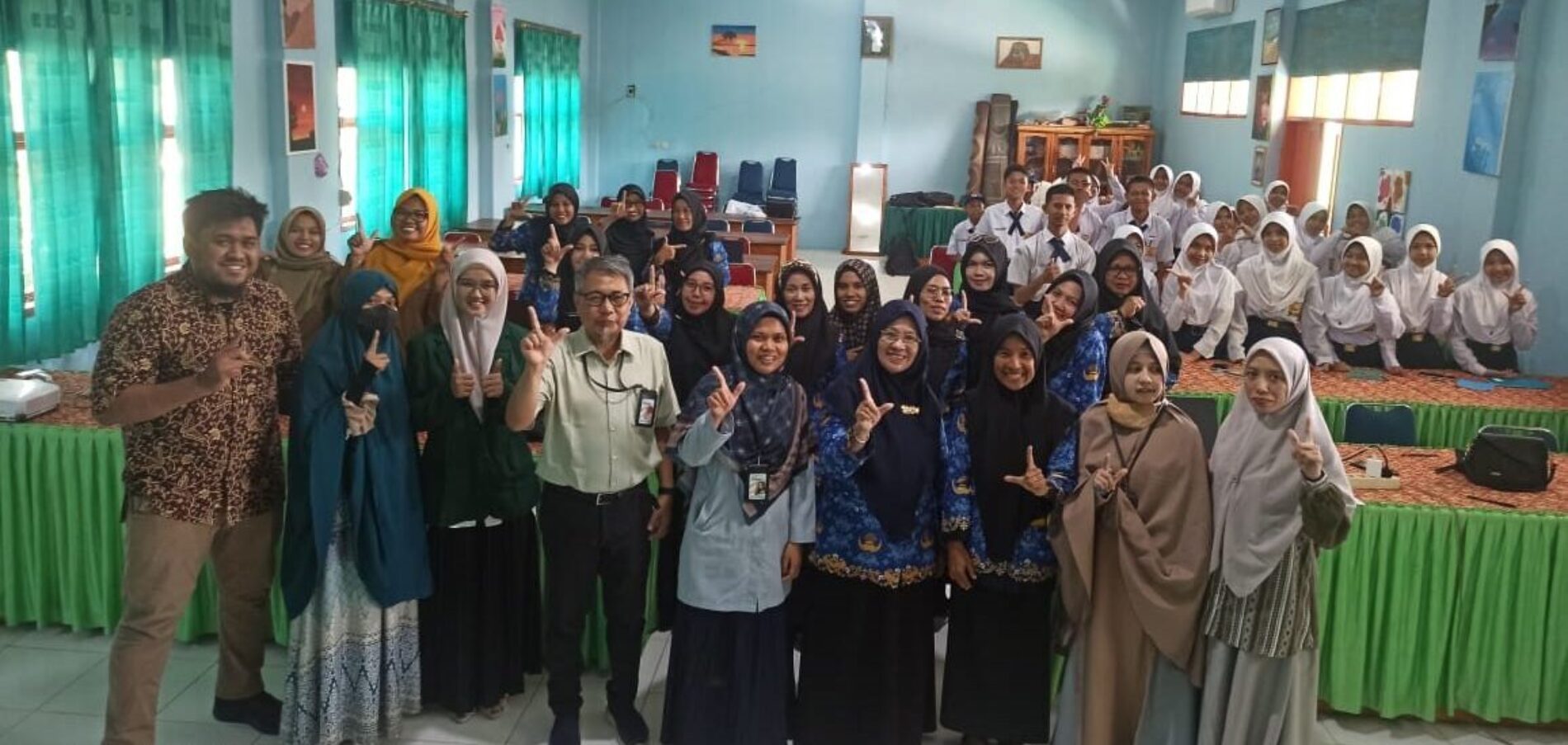 Pelatihan Pembuatan Website dan Blog bagi Guru dan Siswa di SMPN Benteng No. 1 Kepulauan Selayar