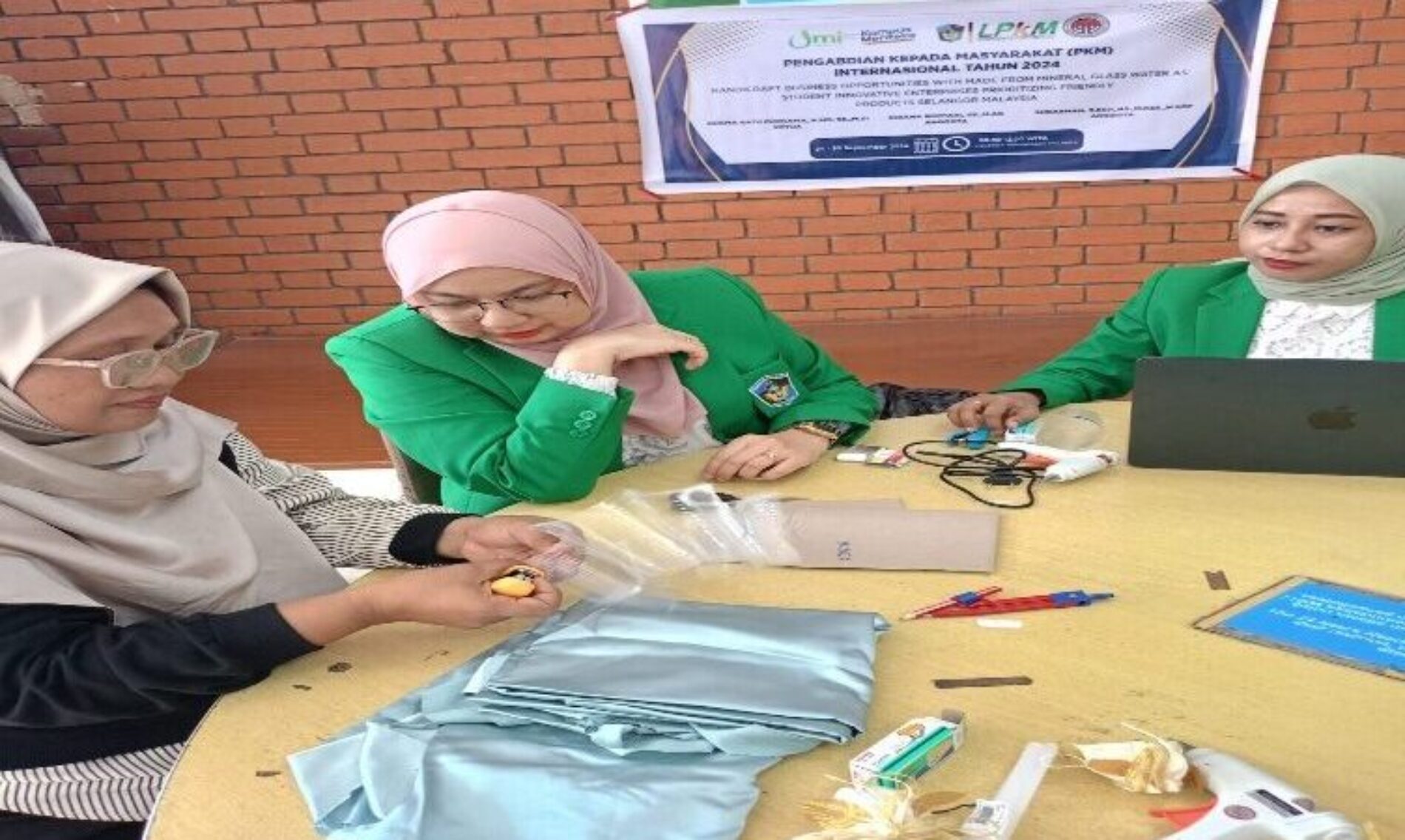 Dosen FEB UMI Membuat Kerajinan Tangan dari Air Kemasan yang Ramah Lingkungan