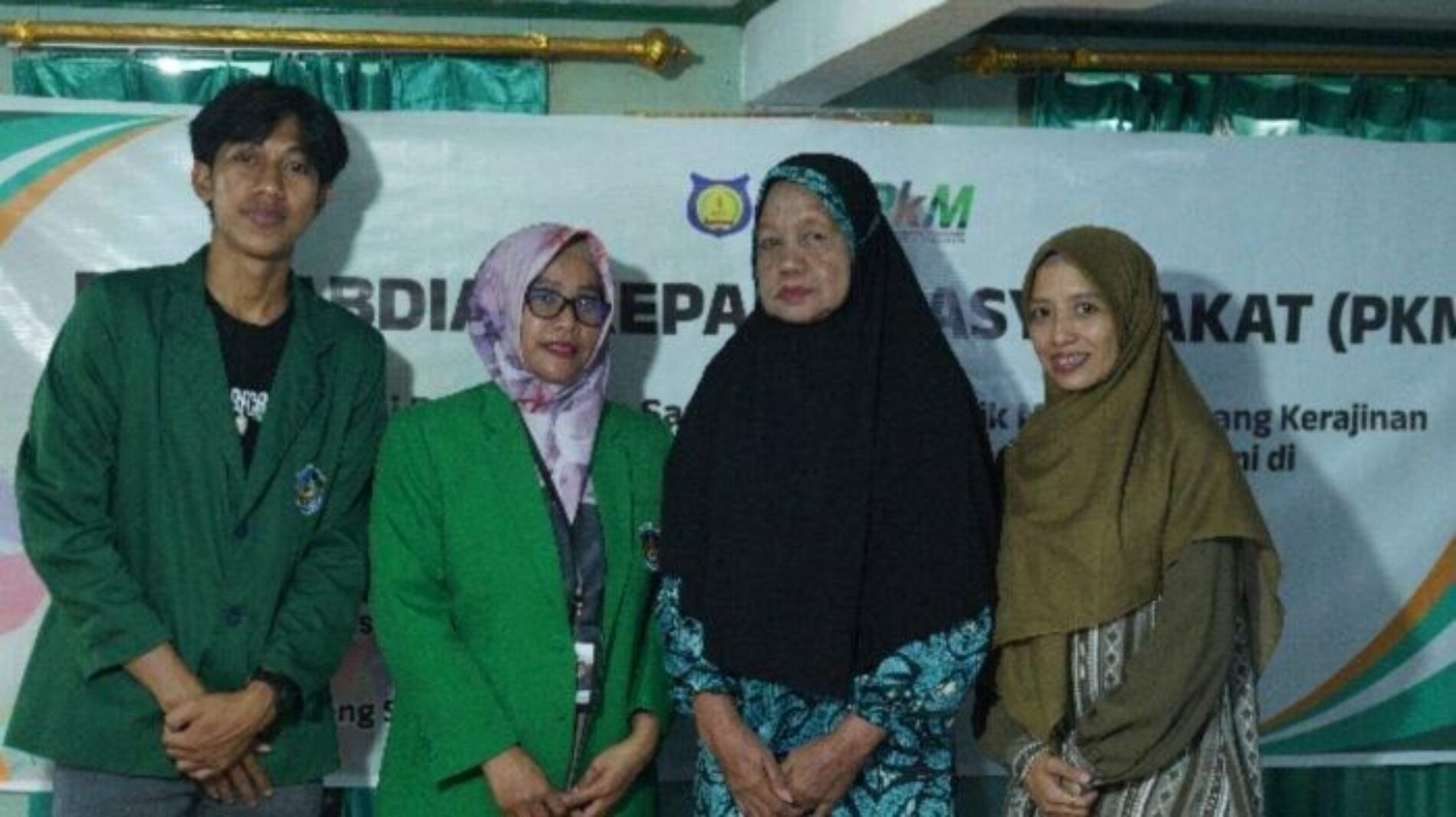 Pengabdian Masyarakat: “Tim Dosen UMI Memberikan Edukasi Pengelolaan Sampah Non-Organik menjadi Kerajinan Tangan berbasis Aplikasi bagi Siswa TPA Darul Ilmi di Kepulauan Selayar”