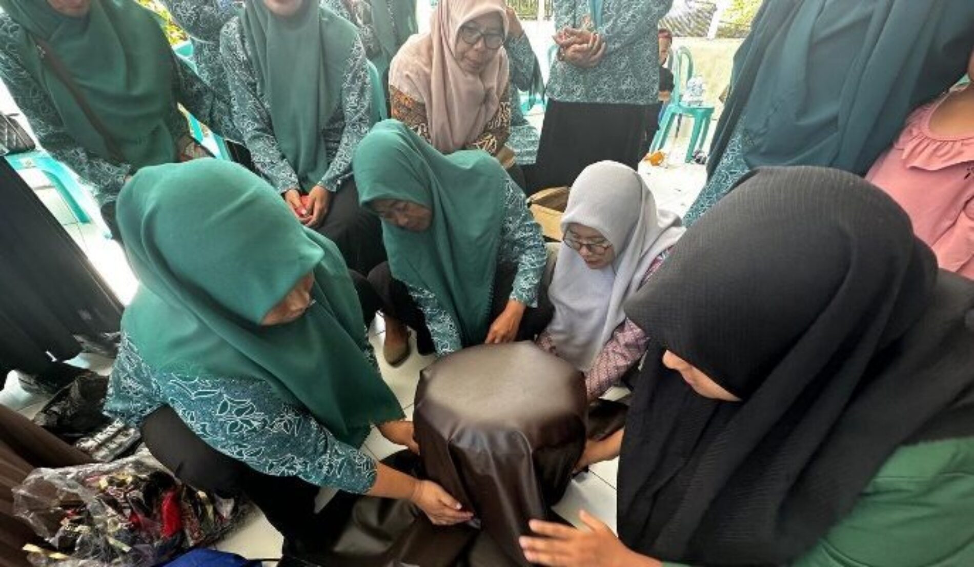 PKM Pelatihan Pembuatan Ecobrick Dari Limbah Plastik Sebagai Peluang Usaha Pengembangan Ecoproduct Yang Bernilai Ekonomi Tinggi