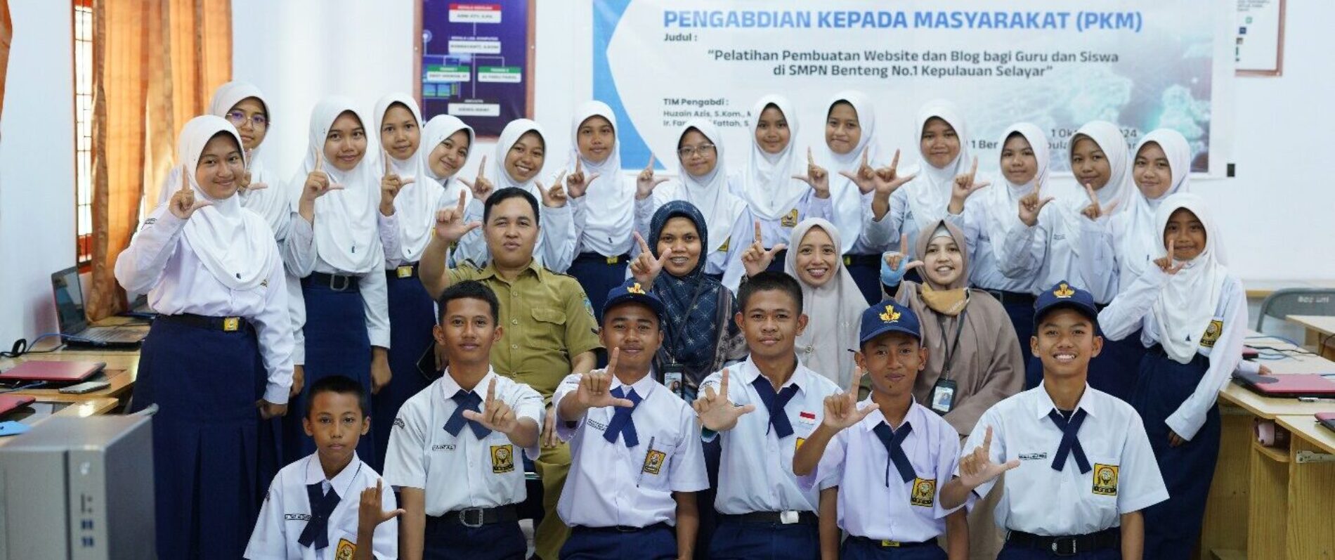 Pelatihan Pembuatan Website dan Blog bagi Guru dan Siswa di SMPN Benteng No. 1 Kepulauan Selayar