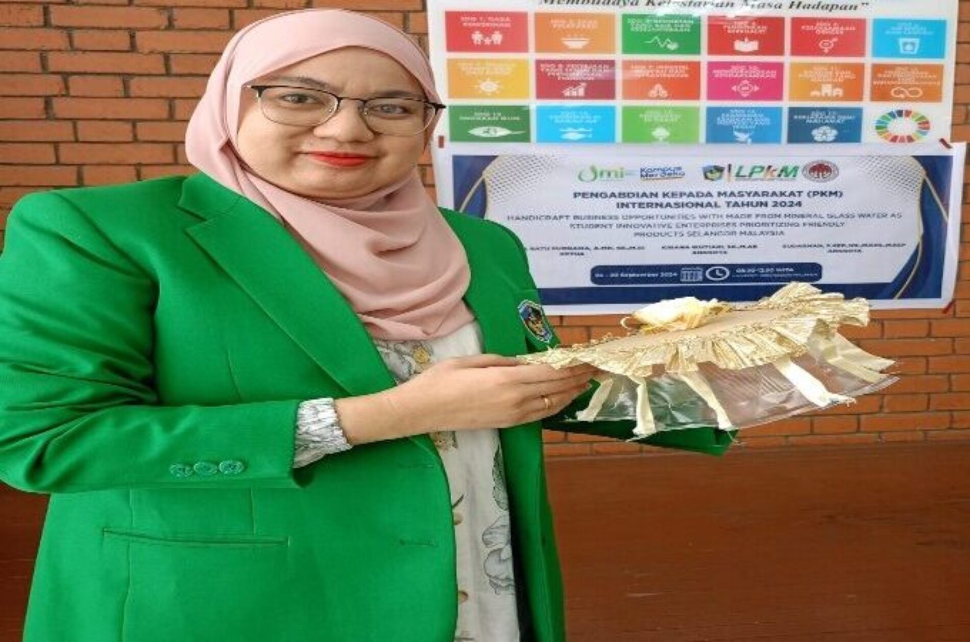 Dosen FEB UMI Membuat Kerajinan Tangan dari Air Kemasan yang Ramah Lingkungan