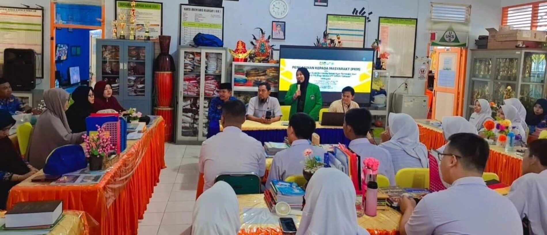 FIKOM meningkatkan Literasi Bahasa Inggris Melalui Pemanfaatan Teknologi di SMA Negeri 1 Kepulauan Selayar