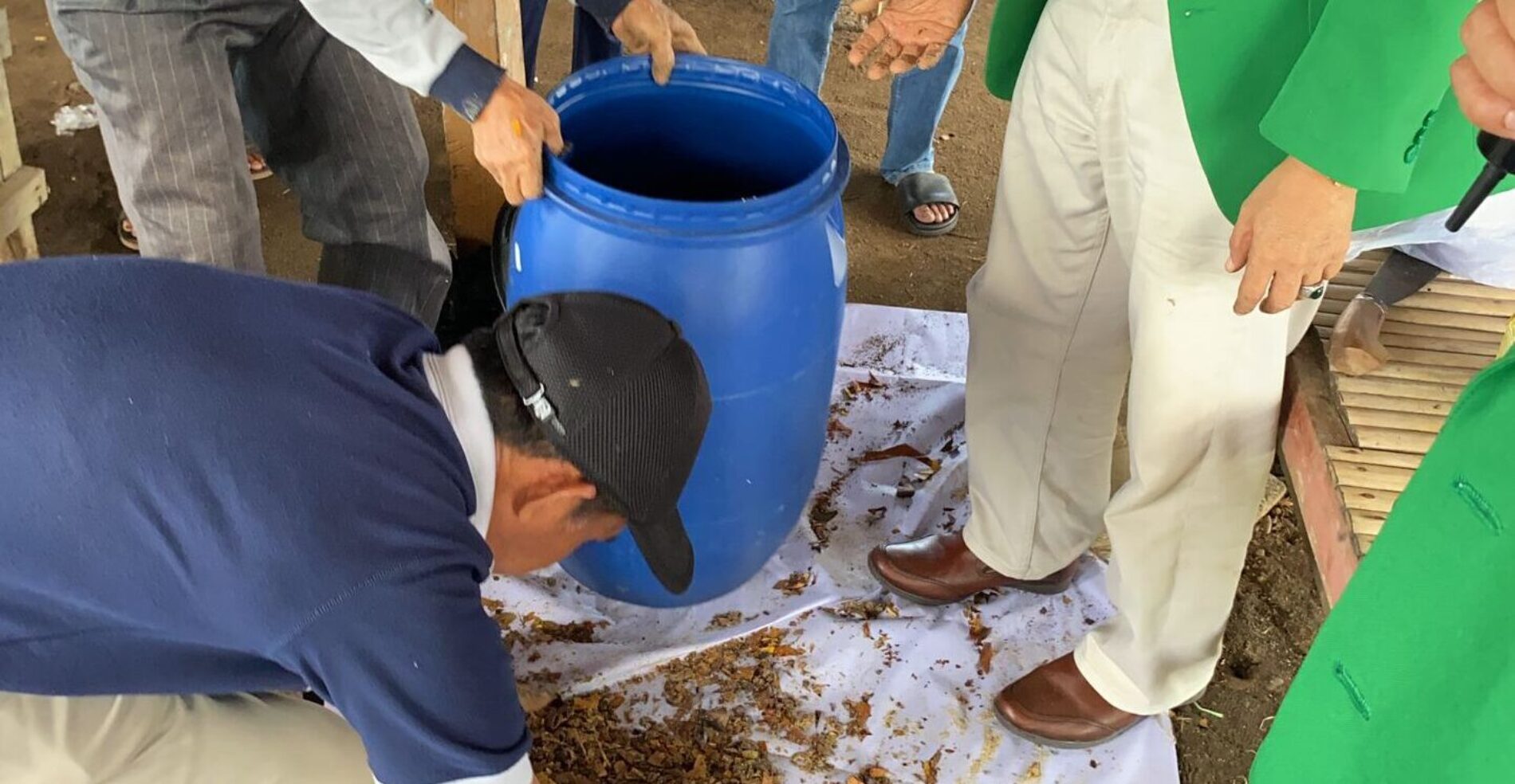 Tim PkM Dosen UMI Latih Masyarakat Pesisir Desa Sanrobone Cara Pembuatan Kompos