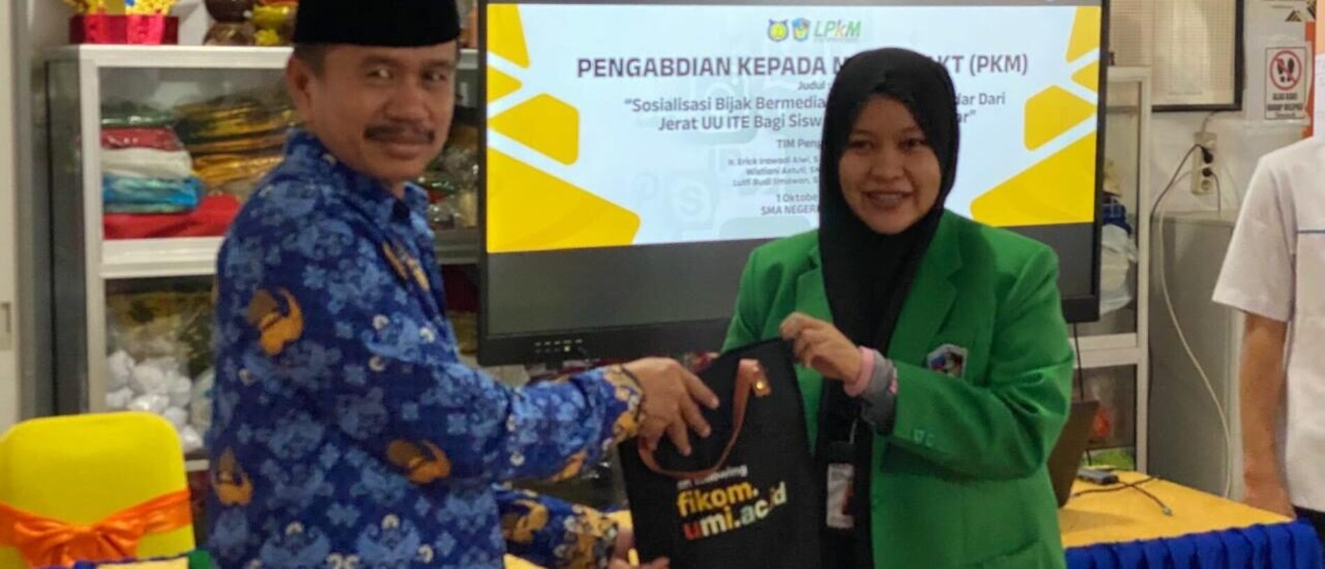 FIKOM meningkatkan Literasi Bahasa Inggris Melalui Pemanfaatan Teknologi di SMA Negeri 1 Kepulauan Selayar