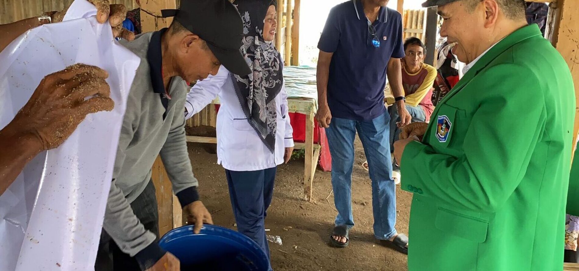 Tim PkM Dosen UMI Latih Masyarakat Pesisir Desa Sanrobone Cara Pembuatan Kompos