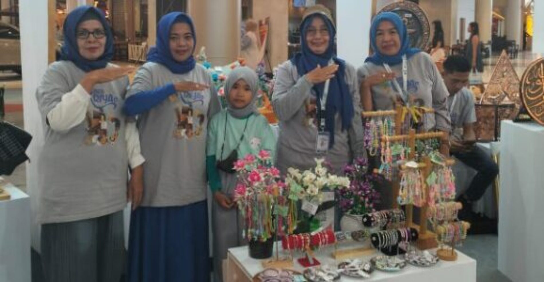 Tim PkM UMI Gelar Edukasi Pembuatan Panel Dinding Alternatif Pengganti Papan Kayu dari Tanaman Enceng Gondok dan Limbah Plastik di Komunitas Bank Sampah “Rasa Bersama” RW 005, Kelurahan Manggala, Kecamatan Manggala, Kota Makassar