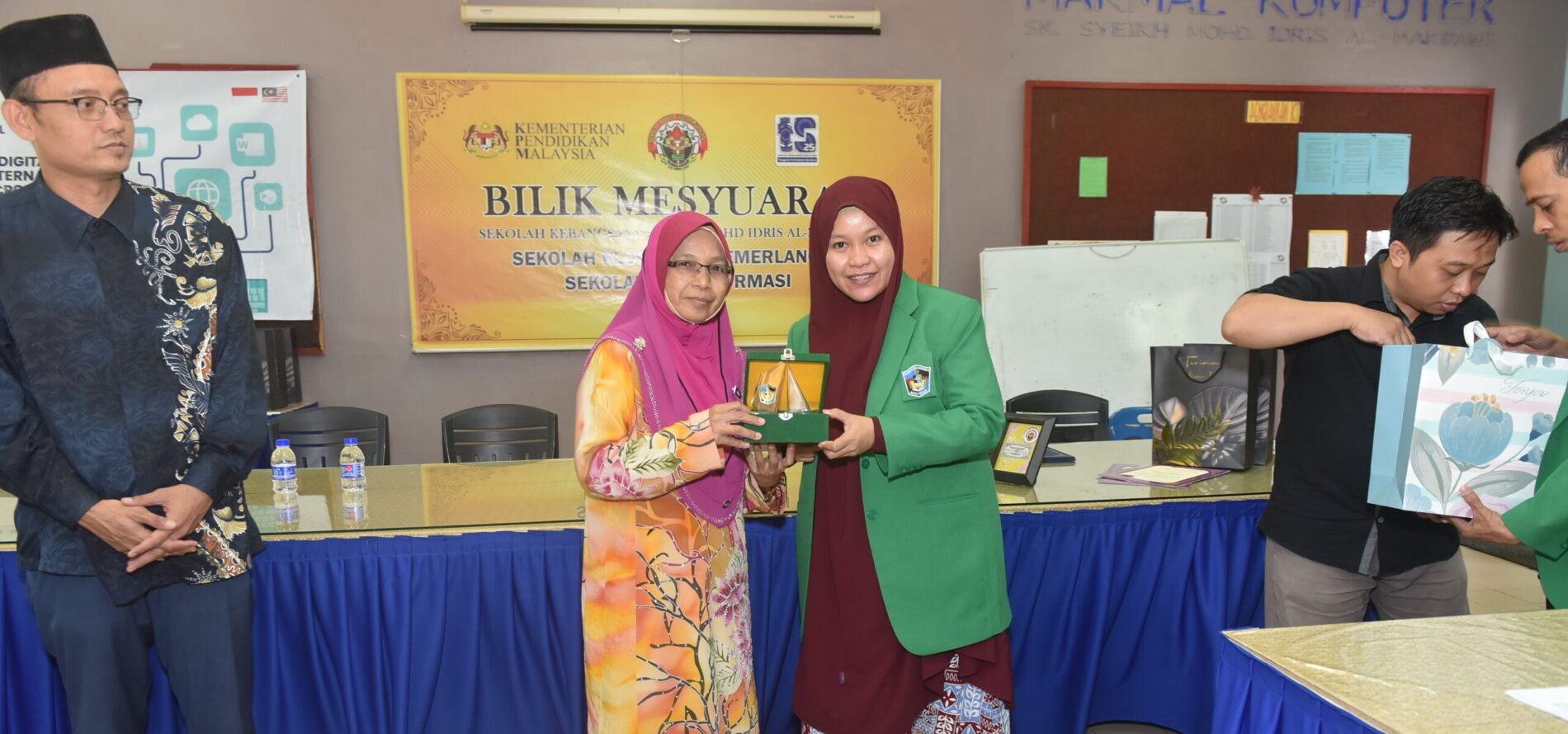 Tim FIKOM UMI Laksanakan Workshop Keamanan Digital di Malaysia