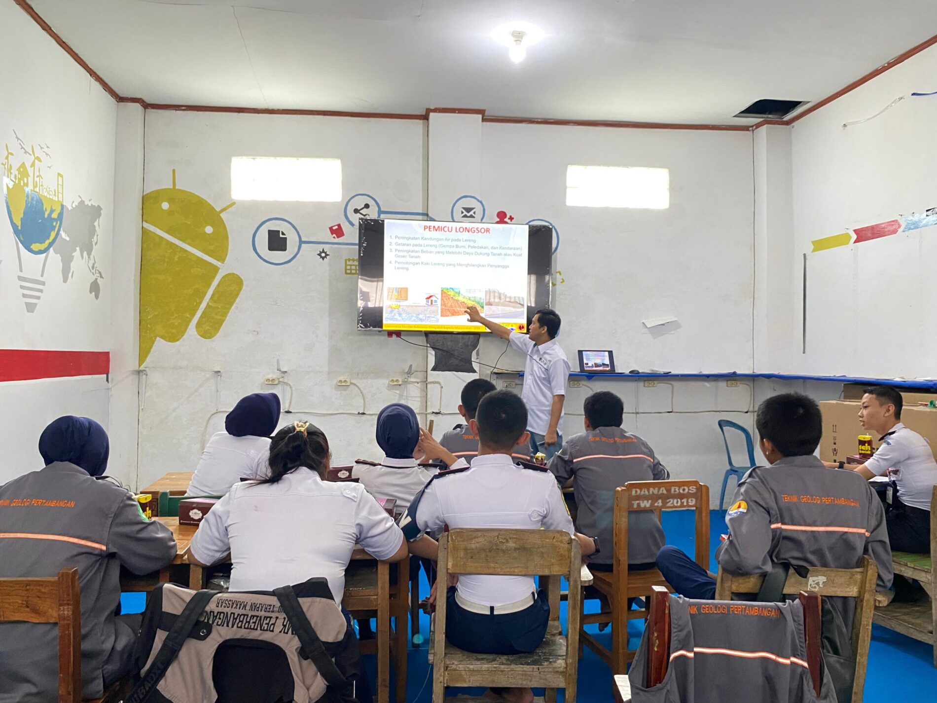 Dosen UMI Mengabdi Melalui “Edukasi Bencana Longsor kepada Siswa SMK Geologi Pertambangan”