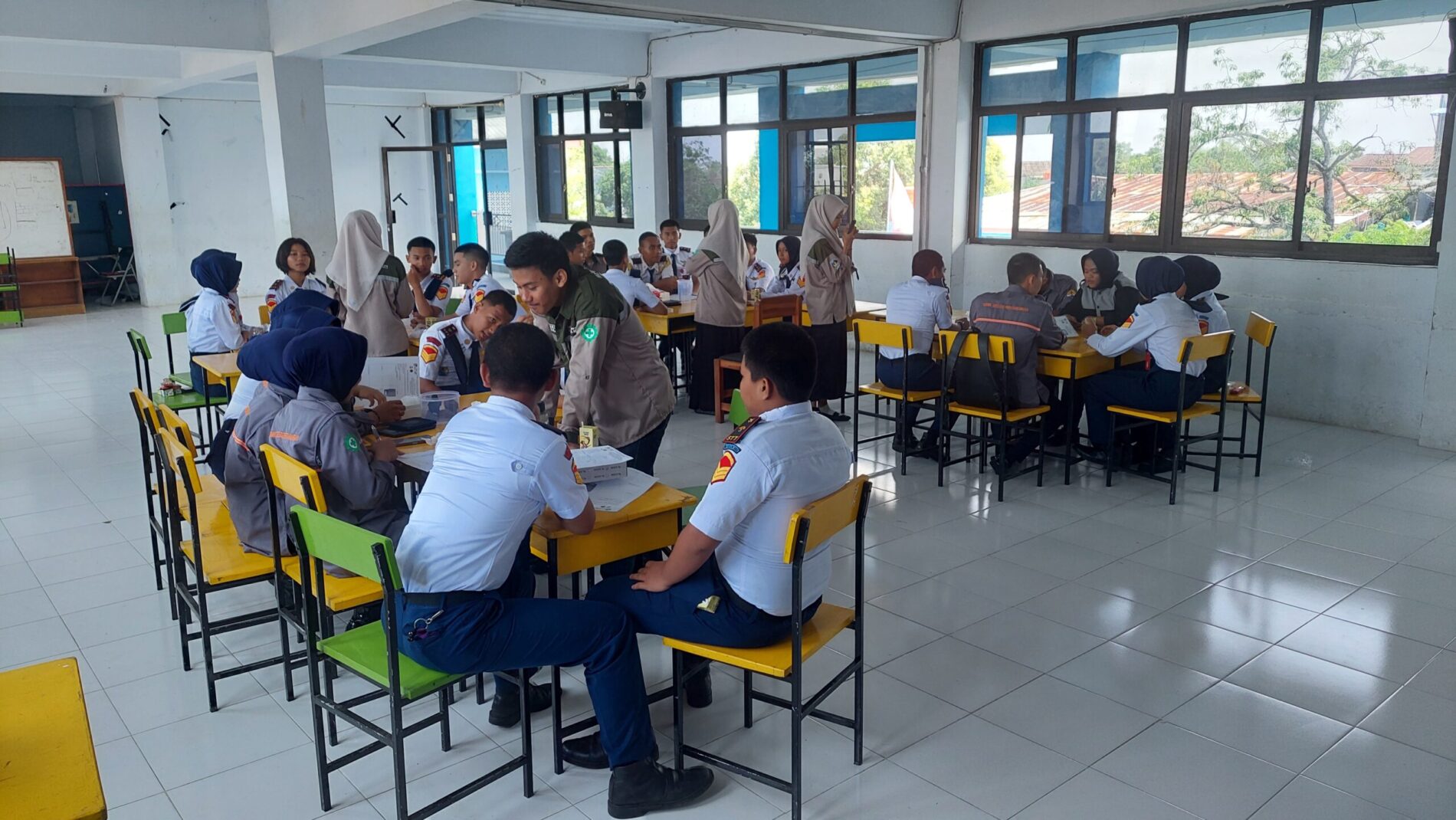 Dosen UMI Mengabdi Melalui “Edukasi Bencana Longsor kepada Siswa SMK Geologi Pertambangan”