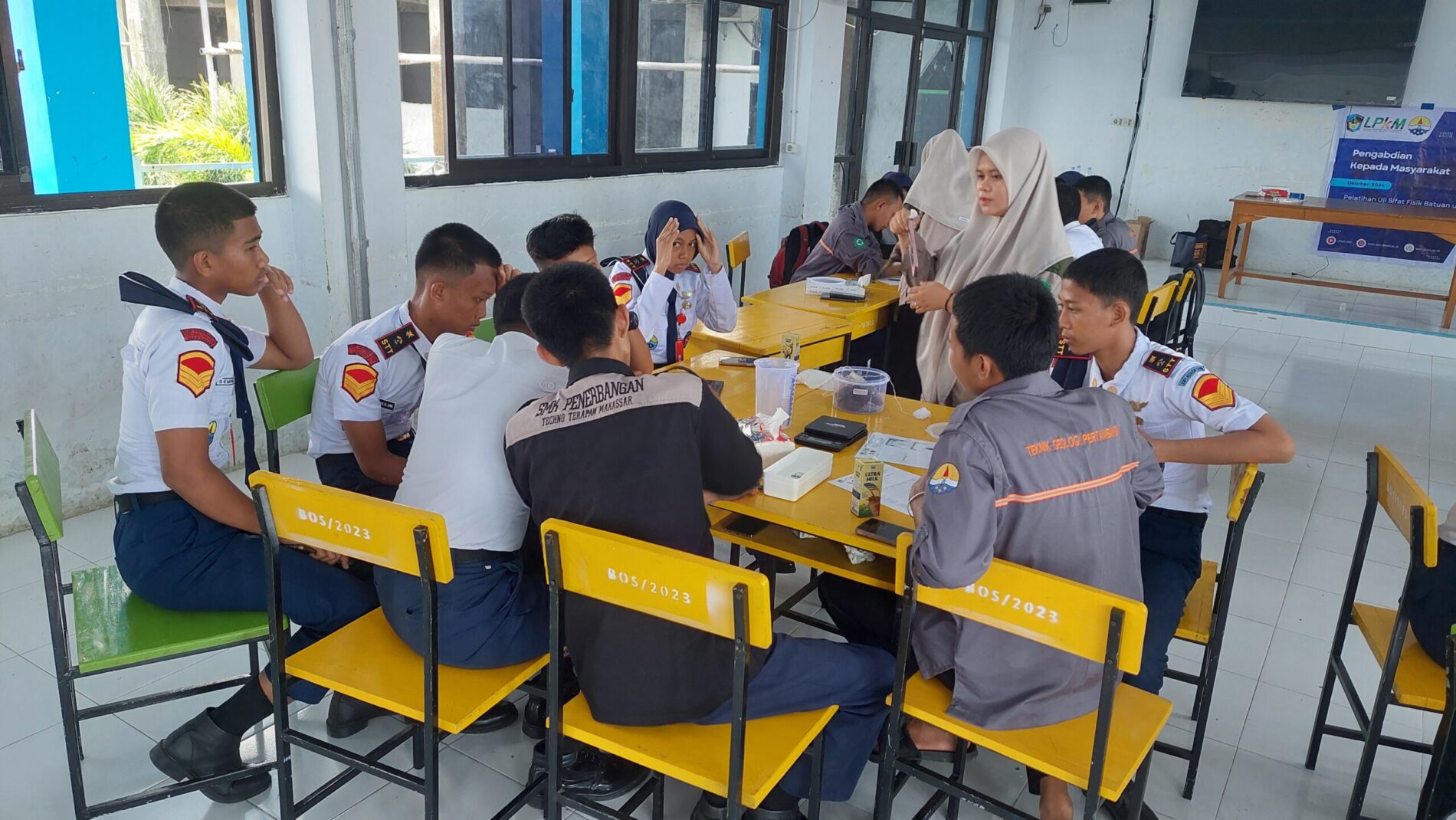 Dosen UMI Mengabdi Melalui “Edukasi Bencana Longsor kepada Siswa SMK Geologi Pertambangan”