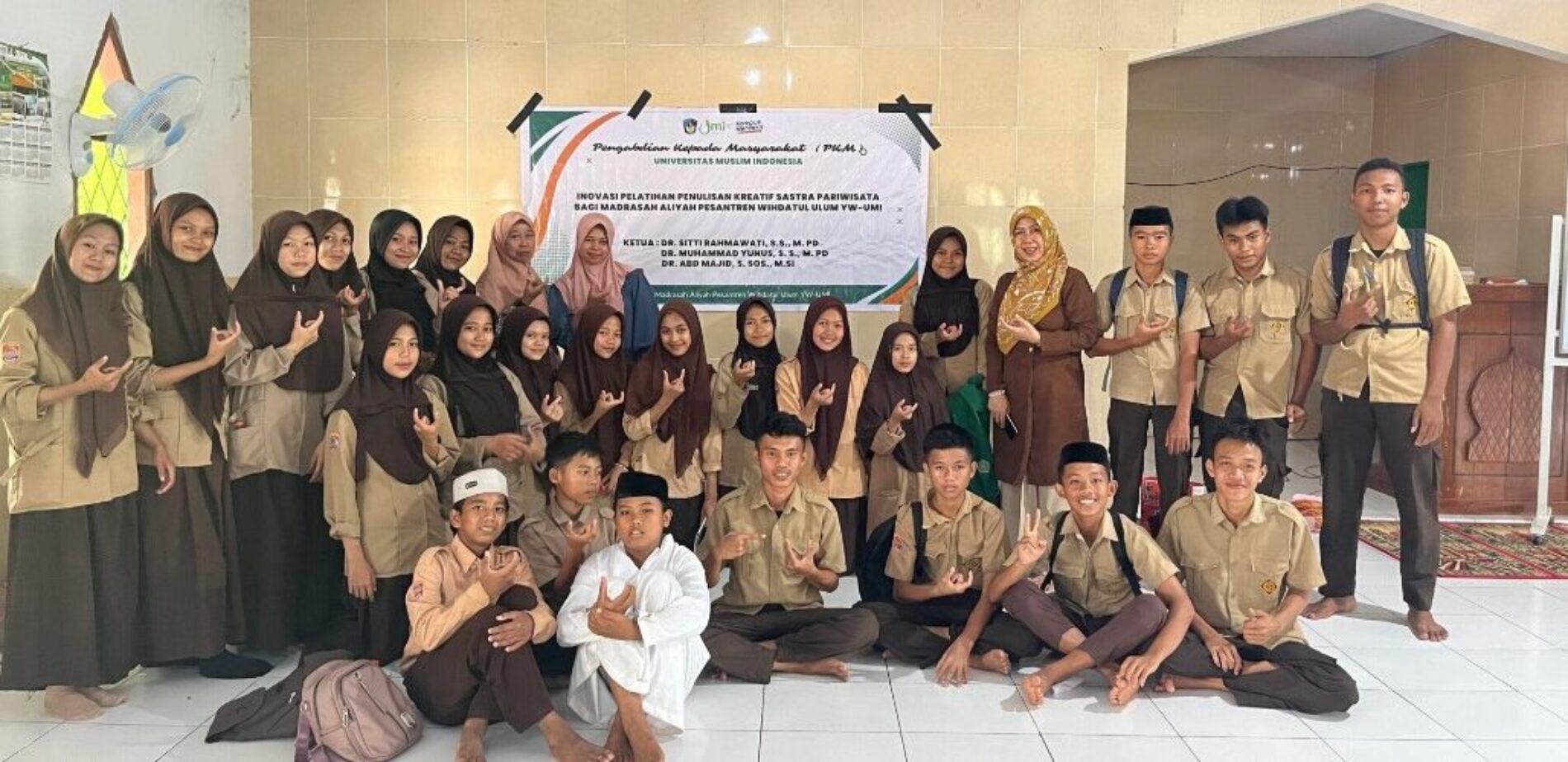 Tim PKM Fakultas Sastra UMI Melaksanakan Pelatihan Penulisan Kreatif Sastra Pariwisata di Madrasah Aliyah Wihdatul Ulum