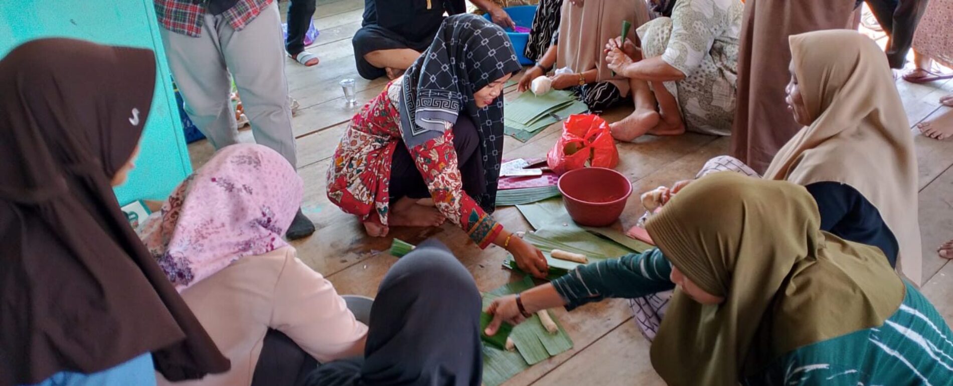 Dosen UMI Melaksanakan PKM dengan Melatih Masyarakat Pesisir Maros Pembuatan Otak-Otak dan Wirausaha