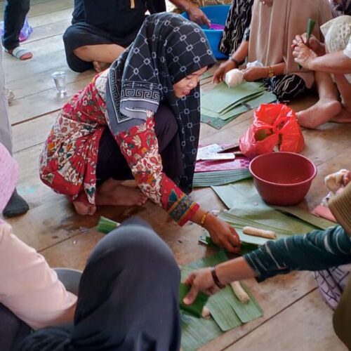 Dosen UMI Melaksanakan PKM dengan Melatih Masyarakat Pesisir Maros Pembuatan Otak-Otak dan Wirausaha