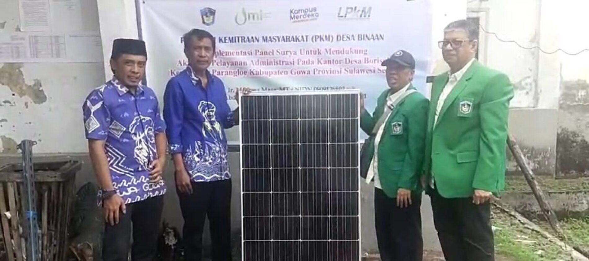 Tim PKM UMI Pasang Panel Surya untuk Dukung Layanan Administrasi Desa Borisallo