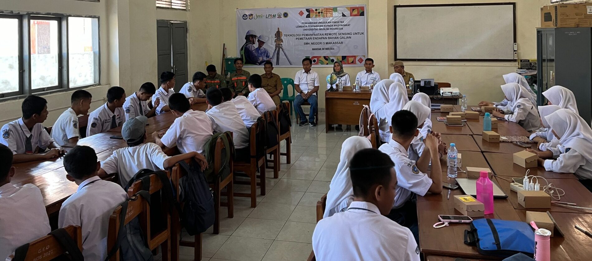 Dosen Fakultas Teknologi Industri Universitas Muslim Indonesia memberikan Pelatihan penggunaan Teknologi Penginderaan Jauh (remote sensing) Kepada Siswa-Siswi SMKN 5 Makassar