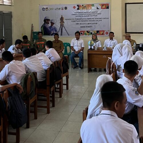 Dosen Fakultas Teknologi Industri Universitas Muslim Indonesia memberikan Pelatihan penggunaan Teknologi Penginderaan Jauh (remote sensing) Kepada Siswa-Siswi SMKN 5 Makassar