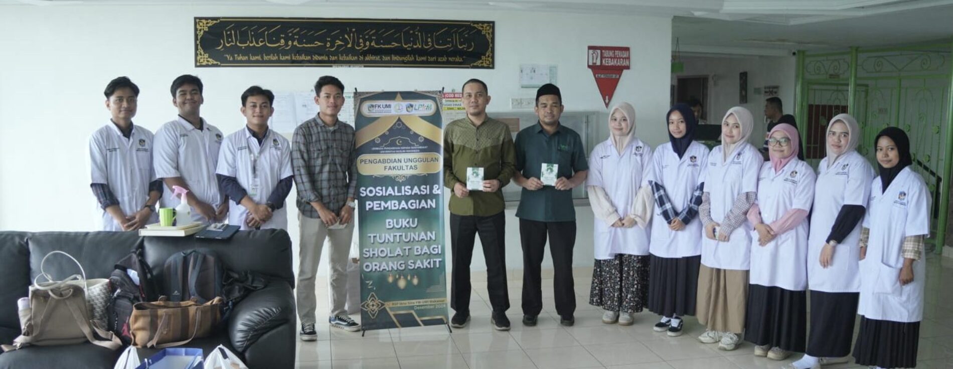 Dosen UMI Distribusikan Buku Saku Tuntunan Salat Kepada Pasien RS  sebagai Pengabdian Masyarakat Skema Unggulan Universitas