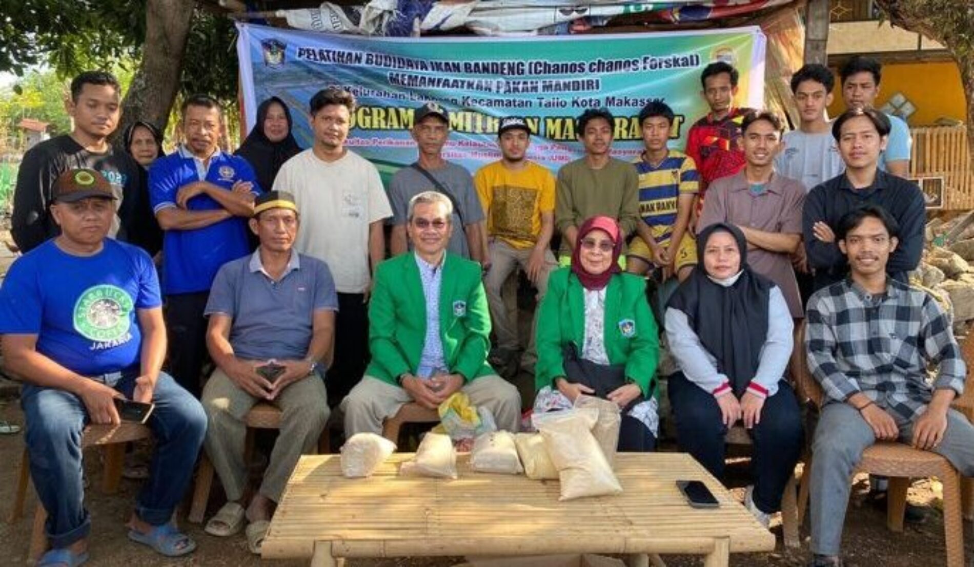 Dosen FPIK UMI Makassar memberikan Pelatihan Budidaya Ikan Bandeng (Chanos Chanos Forskal) dengan memanfaatkan Pakan Mandiri di Kelurahan Lakkang Kecamatan Tallo Kota Makassar