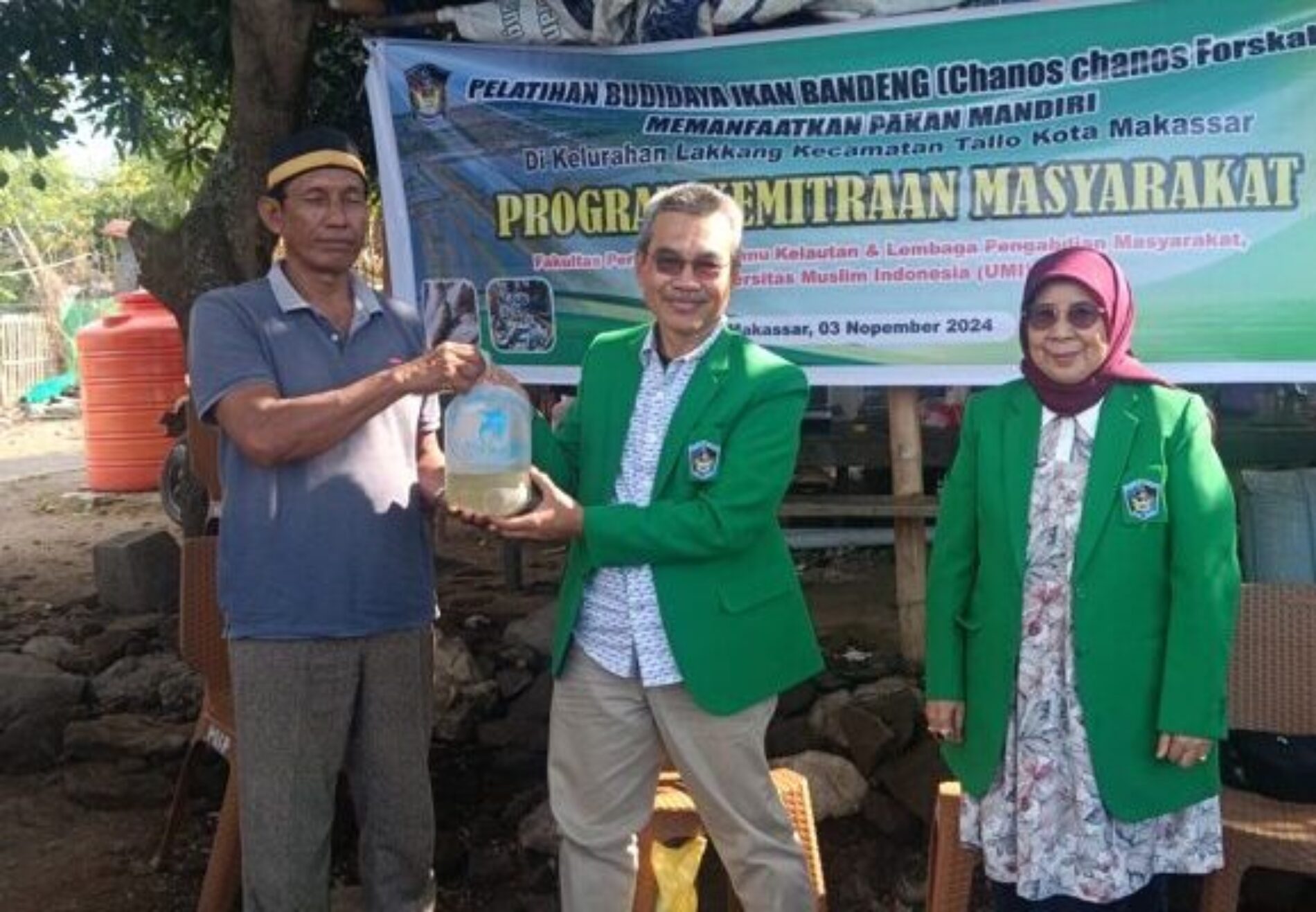 Dosen FPIK UMI Makassar memberikan Pelatihan Budidaya Ikan Bandeng (Chanos Chanos Forskal) dengan memanfaatkan Pakan Mandiri di Kelurahan Lakkang Kecamatan Tallo Kota Makassar