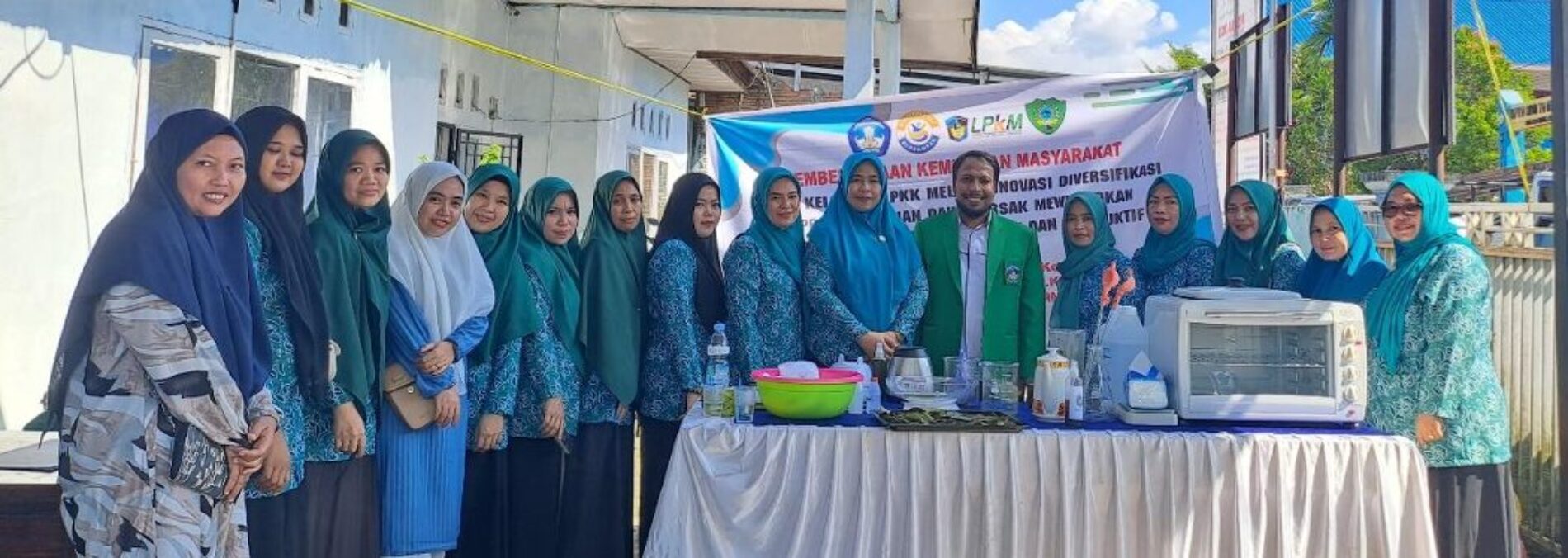 PKM Kelompok PKK MelaluiInovasi Diversifikasi Produk Olahan Daun Sirsak Mewujudkan Kemandirian Keluarga Sehat danProduktif