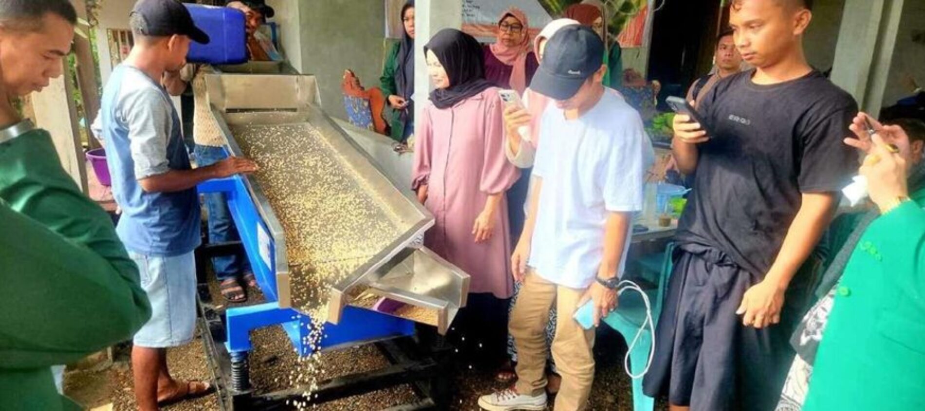 DPPM KEMDIKTISAINTEK Berdampak bekerjasama dengan Universitas Muslim Indonesia memberikan Bantuan 2 Unit Mesin Sortasi Biji Kedelai dan 10 Unit Alat Tanam Pada Petani Kedelai di Desa Leang-Leang Kecamatan Bantimurung Kabupaten Maros