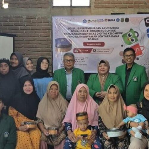 TIM DPPM UMI Transformasi dan Pengembangan Ekonomi Kreatif Melalui Digitalisasi Pemasaran Pengrajin Anyaman Lontara Songko Guru Kana Tojeng Desa Bontokassi Kecamatan Galesong Selatan, Kabupaten Takalar, SulawesiSelatan