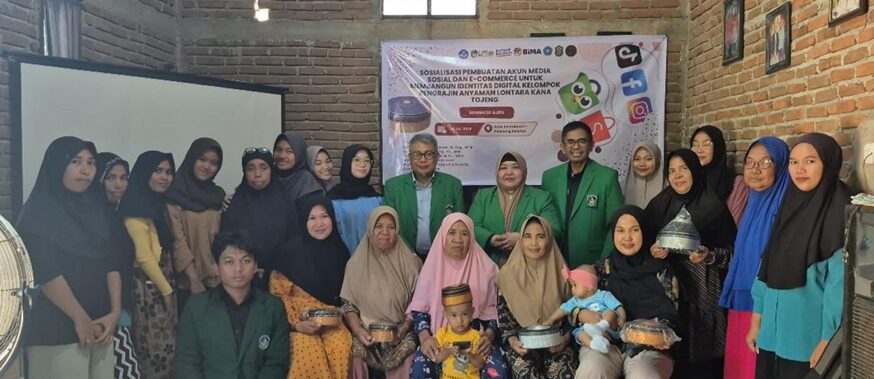 TIM DPPM UMI Transformasi dan Pengembangan Ekonomi Kreatif Melalui Digitalisasi Pemasaran Pengrajin Anyaman Lontara Songko Guru Kana Tojeng Desa Bontokassi Kecamatan Galesong Selatan, Kabupaten Takalar, SulawesiSelatan
