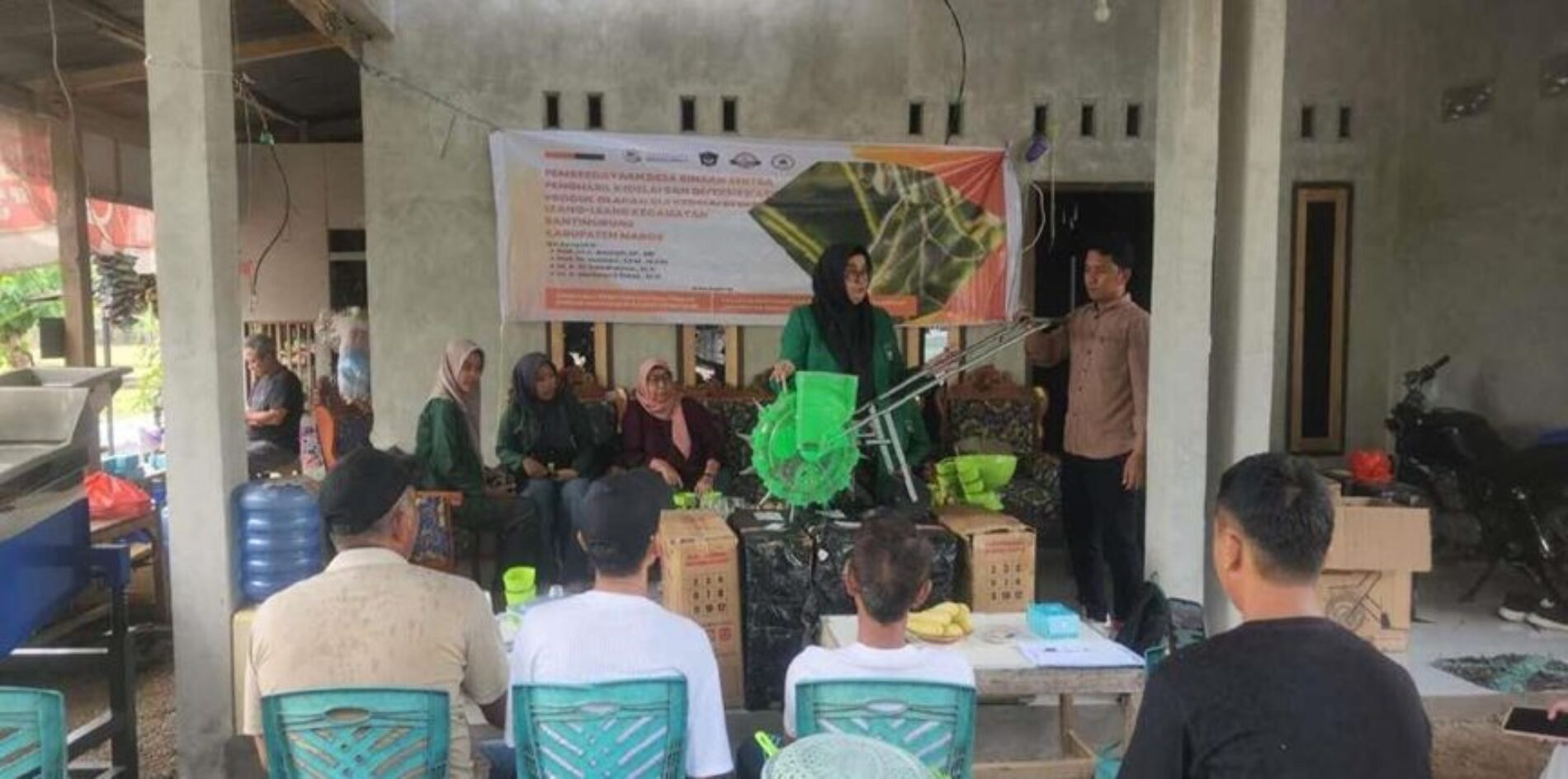 DPPM KEMDIKTISAINTEK Berdampak bekerjasama dengan Universitas Muslim Indonesia memberikan Bantuan 2 Unit Mesin Sortasi Biji Kedelai dan 10 Unit Alat Tanam Pada Petani Kedelai di Desa Leang-Leang Kecamatan Bantimurung Kabupaten Maros