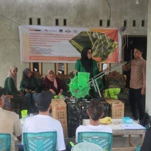 DPPM KEMDIKTISAINTEK Berdampak bekerjasama dengan Universitas Muslim Indonesia memberikan Bantuan 2 Unit Mesin Sortasi Biji Kedelai dan 10 Unit Alat Tanam Pada Petani Kedelai di Desa Leang-Leang Kecamatan Bantimurung Kabupaten Maros