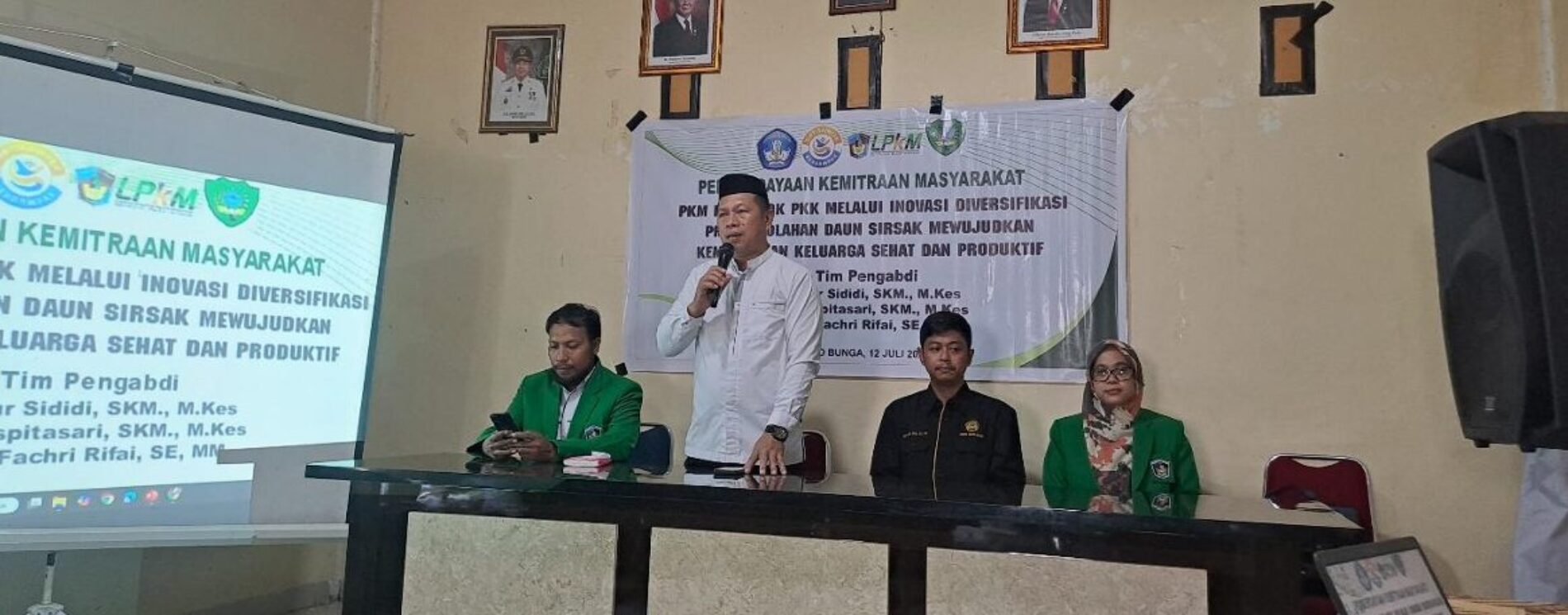 PKM Kelompok PKK MelaluiInovasi Diversifikasi Produk Olahan Daun Sirsak Mewujudkan Kemandirian Keluarga Sehat danProduktif