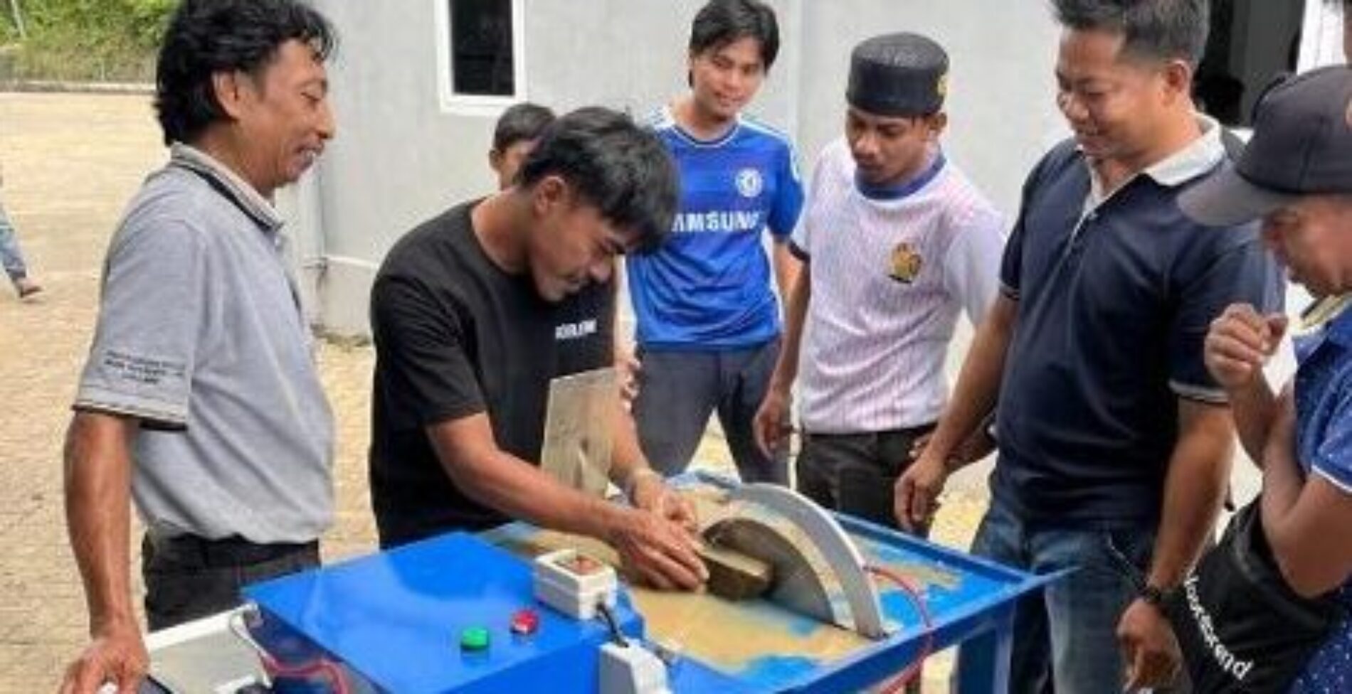 UMI dan UNHAS Latih Karang Taruna Pattappa, Hibahkan Alat Inovatif Potongdan Poles Batuan | LPkM