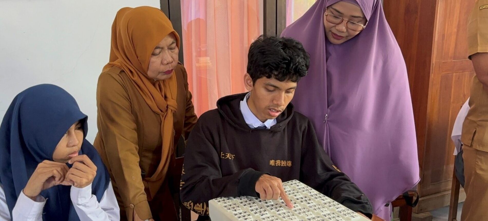 Digital Multisensory Learning: UMI Berdayakan Difabel SLB Negeri 1 Makassar melalui HarakaTouch