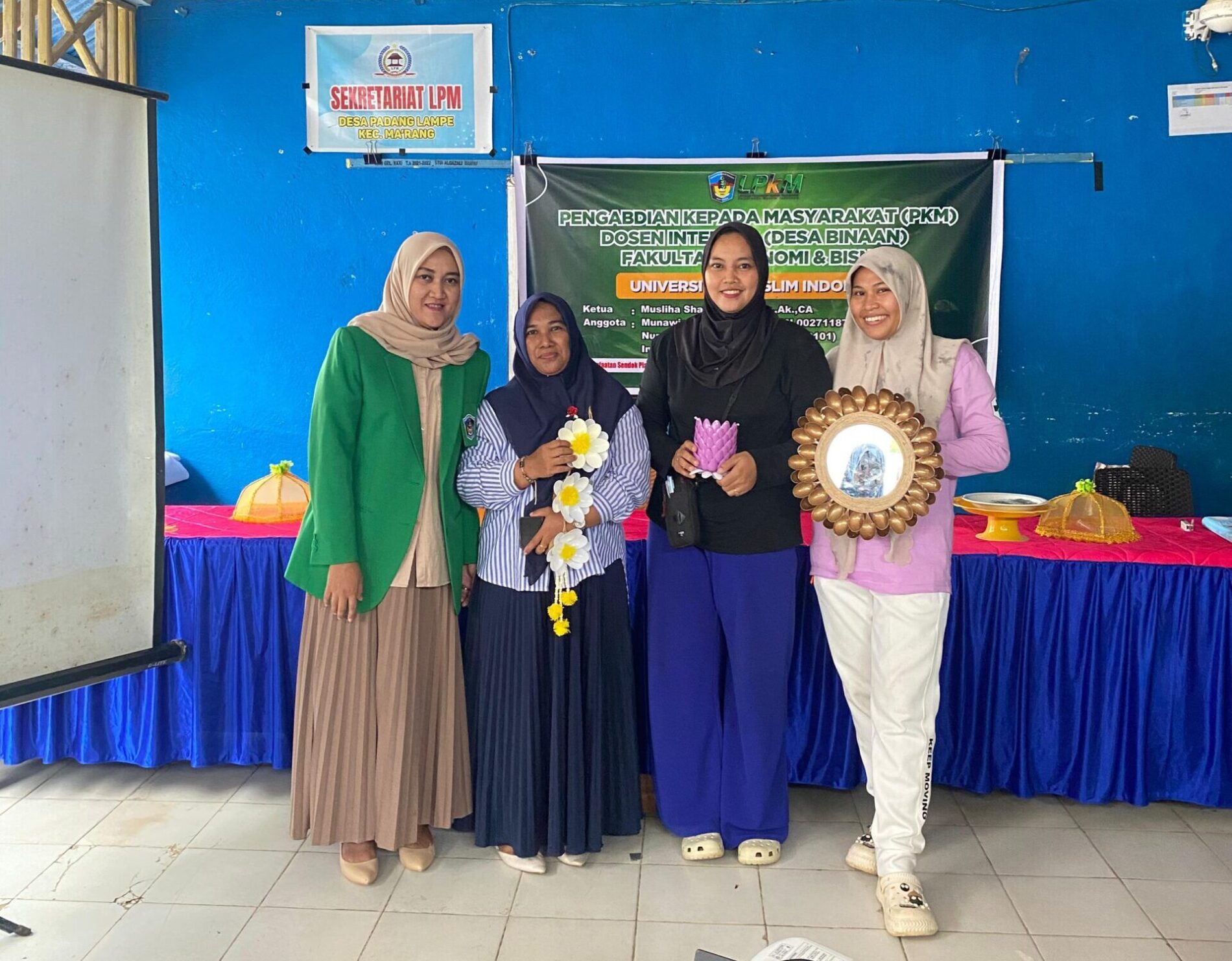 PELATIHAN PEMANFAATAN SENDOK PLASTIK MENJADI KERAJINAN UNTUK MENINGKATKAN KREATIVITAS DAN PENDAPATAN MASYARAKAT DESA PADANGLAMPE PANGKEP