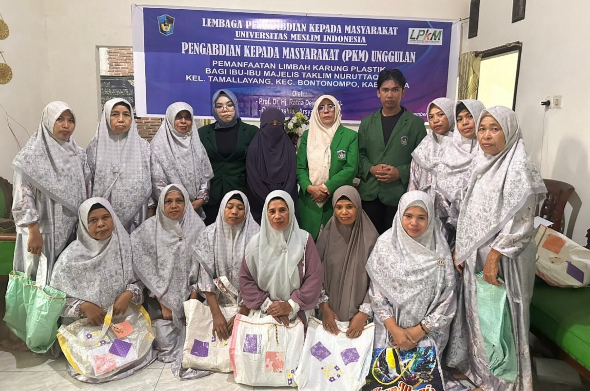 Pemanfaatan Limbah karung Plastik Bago Ibu- Ibu MT Nurtaqwa kelurahan Tamallayang Kec Bontononpo Kab Gowa