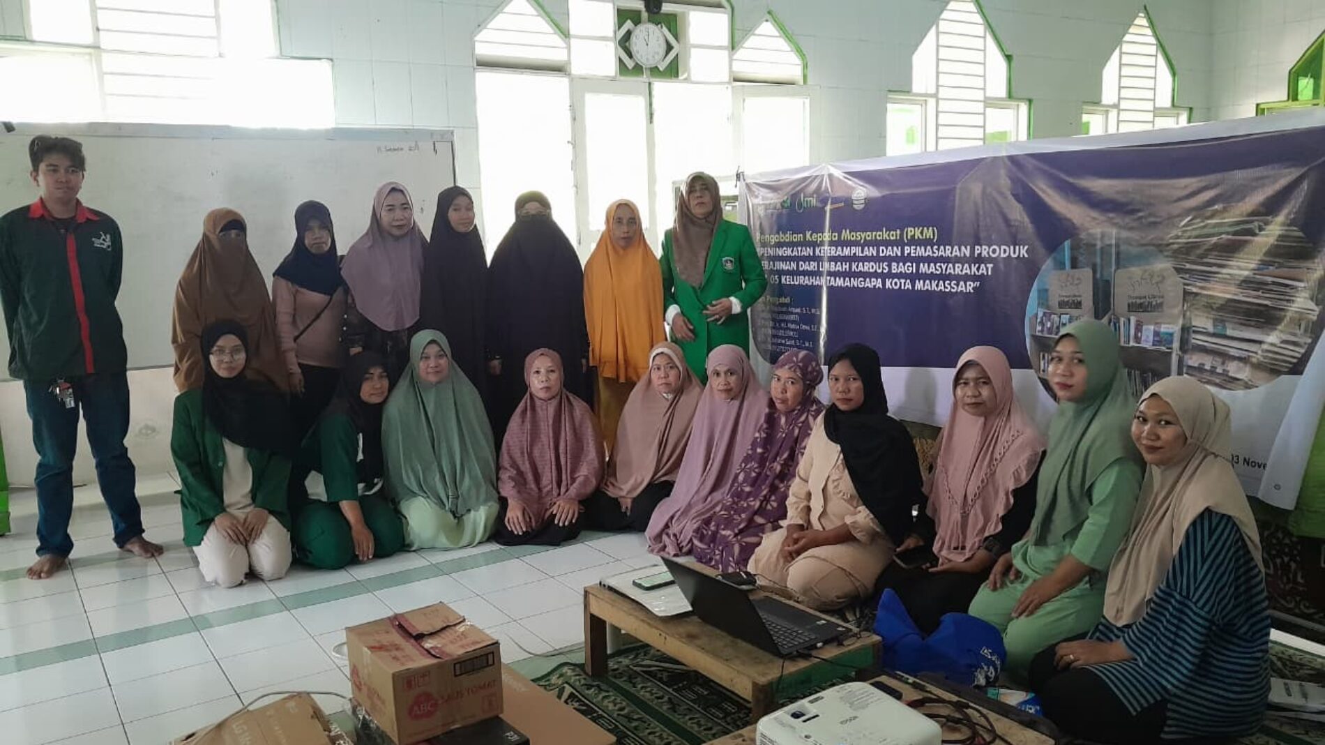 PELATIHAN KETERAMPILAN PEMBUATAN DAN PEMASARAN PRODUK KERAJINAN LIMBAH KARDUS BAGI MASYARAKAT RW. 05, KELURAHAN TAMANGAPA, KOTA MAKASSAR