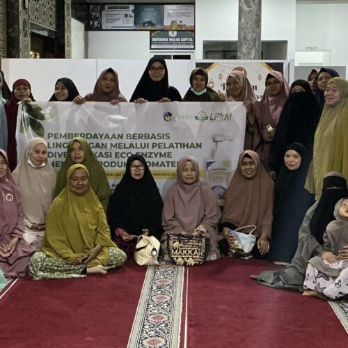 PKM: “PEMBERDAYAAN BERBASIS LINGKUNGAN MELALUI PELATIHAN DIVERSIFIKASI ECO ENZYME MENJADI PRODUK AROMA TERAPI DI KELOMPOK MAJELIS TAKLIM KELURAHAN MANGGALA ANTANG”
