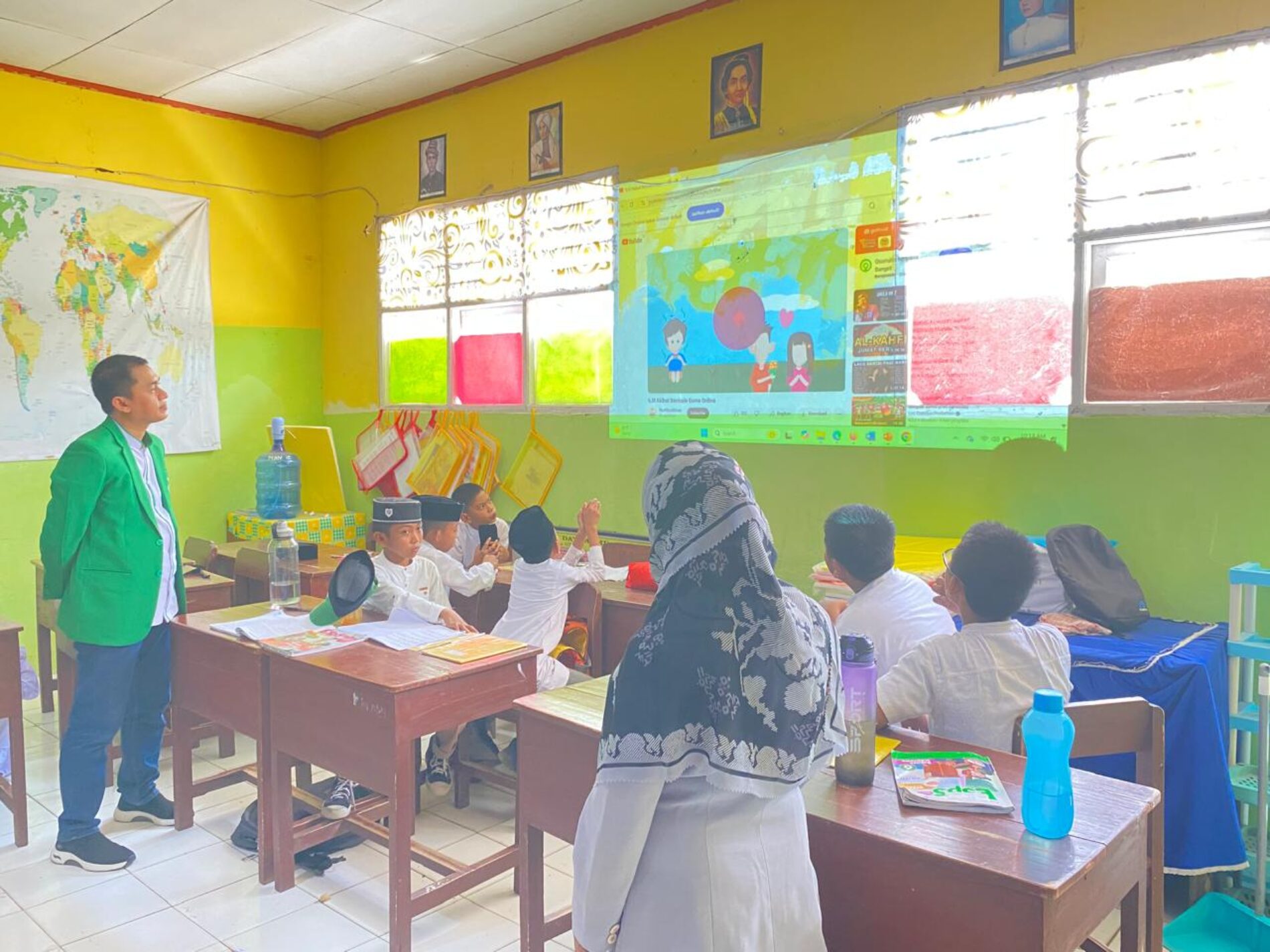 PKM Pelatihan Pemanfaatan Teknologi Pembelajaran Kecerdasan Buatan (AI) Untuk Meningkatkan Kemampuan Literasi Digital Siswa