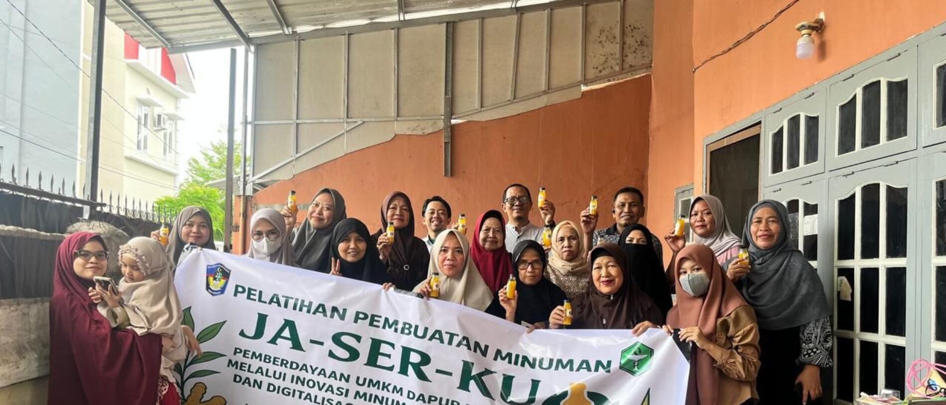 Pemberdayaan UMKM Dapur MomChep melalui Inovasi Minuman Herbal JASERKU dan Digitalisasi Pemasaran di Wilayah Minasa Upa